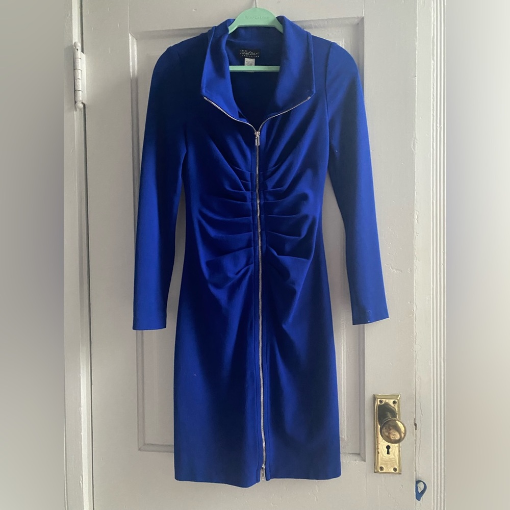 Cache Contour like-new size 6 lovely royal blue dress.